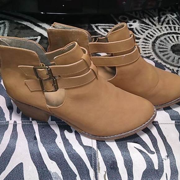Jynx Shoes - Tan ankle boots with straps